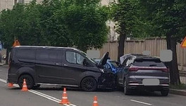 На Октябрьском проспекте в Кирове столкнулись три машины, двое ранены