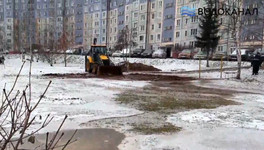 На улице Московской сломалась чугунная труба на сетях водоснабжения