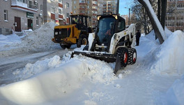 В Кирове дорожники начали расширять зауженные снегом проезжие части