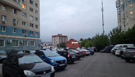 Незаконная парковка, шлагбаум и бетонные блоки: улица Горького, соединяющая Московскую и Преображенскую, стала непроезжей