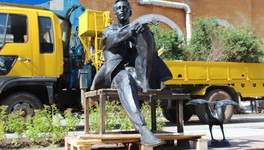 В Слободской привезли бронзовый памятник Александру Грину