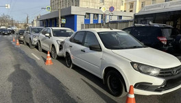 На Октябрьском проспекте столкнулись четыре машины, пострадала женщина