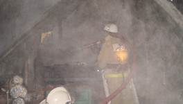 Пожар в заброшенном доме в Кирове тушили 20 человек