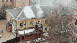 В центре Кирова горит здание столовой и секс-шопа