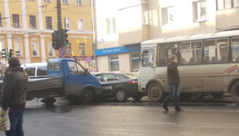 Улица Ленина встала в пробке из-за массового ДТП