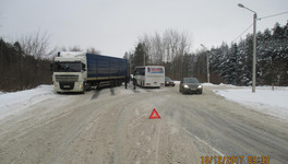 В Кирово-Чепецком районе столкнулись фура и рейсовый автобус