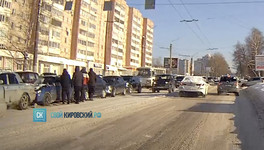В Кирове на Московской столкнулись пять автомобилей. Видео