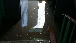 В Нововятске подъезд жилого дома затопило талой водой