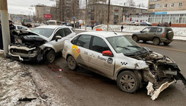 Пять человек пострадали в результате ДТП с такси на улице Московской