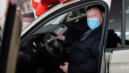В Кирове лучшему врачу-инфекционисту подарили машину