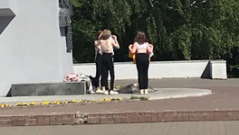 В Кирове снова сфотографировали детей, которые сушили одежду у Вечного огня