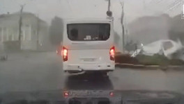 В Кирове сильный ветер снёс палатку