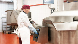 Технологии, опыт и вкус: кто и как делает фарш для колбасы на «Кировском мясокомбинате»