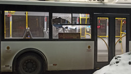 В Кирове пассажирский автобус врезался в металлические конструкции
