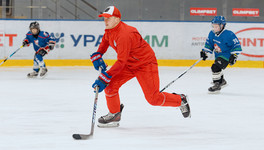 Известный тренер Андрей Романов показал секреты мастерства юным хоккеистам «Олимпии»