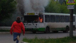 В Нововятске на ходу загорелся автобус с пассажирами