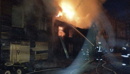 В центре Кирова ночью сгорел нежилой дом на Никитской