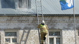 В Лебяжье в День Победы загорелось здание. Пожарным пришлось тушить его прямо во время праздничного митинга