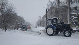 «На второстепенных улицах - козьи тропы»: кировчане о работе дорожников в снегопад