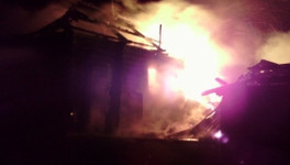 Ночью на улице Орловской сгорел старый нежилой дом