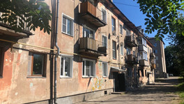 Жители Слободского просят спасти затапливаемый дом