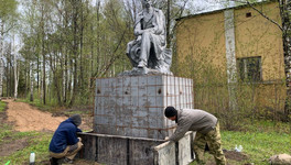 В Слободском ремонтируют памятник Максиму Горькому