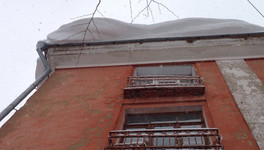 В Слободском на ребёнка с крыши упала снежная глыба