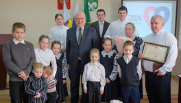 Губернатор Кировской области поздравил мать-героиню из Кирса