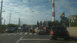 Несколько улиц Кирова сковали километровые пробки после массового ДТП на Луганской