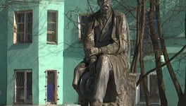 Памятник Горькому в Нововятске зарос мхом и начал распадаться на куски