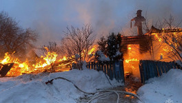 В Кировской области пожарные вынесли из горящего дома пожилого мужчину