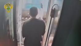 Пассажир вытолкал проводницу из поезда на рельсы и получил уголовное дело