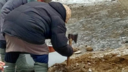 В Нововятске бабушки с топором вышли на борьбу с гололёдом
