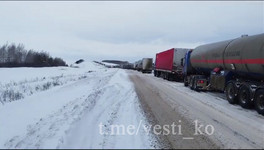 Кировским дальнобойщикам, застрявшим в пробках в Самарской области, привезли топливо и еду