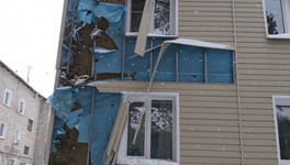 В Стрижах при очистке крыши разрушили фасад дома