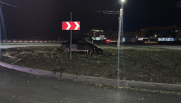 Отпавшее колесо и травмы водителя: на Луганской иномарка вылетела с дороги