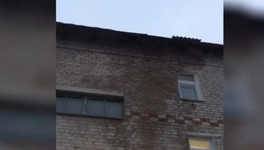 Проблему дома с дырявой крышей в посёлке Светлом будут решать через прокуратуру