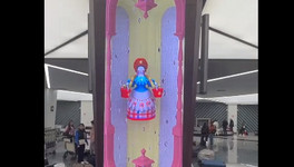 Посетителям аэропорта Шереметьево показывают дымковскую игрушку