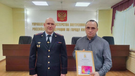 Охранник кировского ТЦ отговорил пенсионерку от перевода 300 тысяч рублей