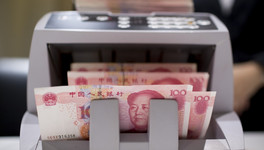 ВТБ: больше половины вкладов в юанях держат люди старше 50 лет