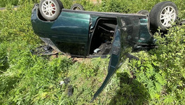В Верхнекамском районе ВАЗ-2112 съехал в кювет и опрокинулся