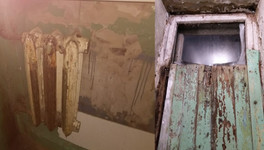 Гнилые рамы, плесень и трещины в стенах: жители дома на Октябрьском проспекте жалуются на бездействующую управляющую компанию