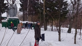 Волонтёры из Яранска почистили снежные заносы вокруг памятников героям ВОВ