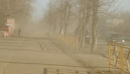 Дорожникам запретили поднимать пыль при уборке кировских улиц