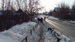В Уржуме снег с проезжей части сбрасывают на тротуар