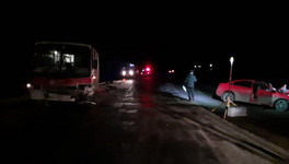 Один человек погиб, четыре пострадали: под Кировом рейсовый автобус попал в ДТП
