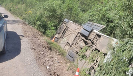 В Красноярском крае опрокинулся автобус с туристами. 10 человек пострадали