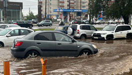 В кировском таксопарке рассказали, почему цены на такси резко взлетели во время ливня