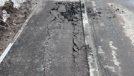 В Омутнинске новый тротуар просел под тяжестью мусоровоза