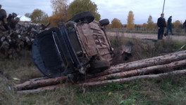 В Кировской области иномарка съехала в кювет и перевернулась. Пострадали два пассажира